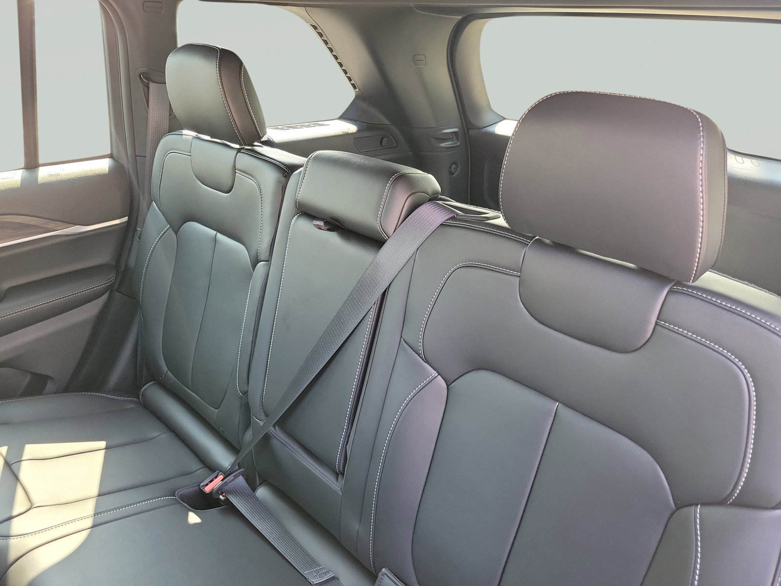 New 2027 Jeep Grand Cherokee Limited RWD image 29