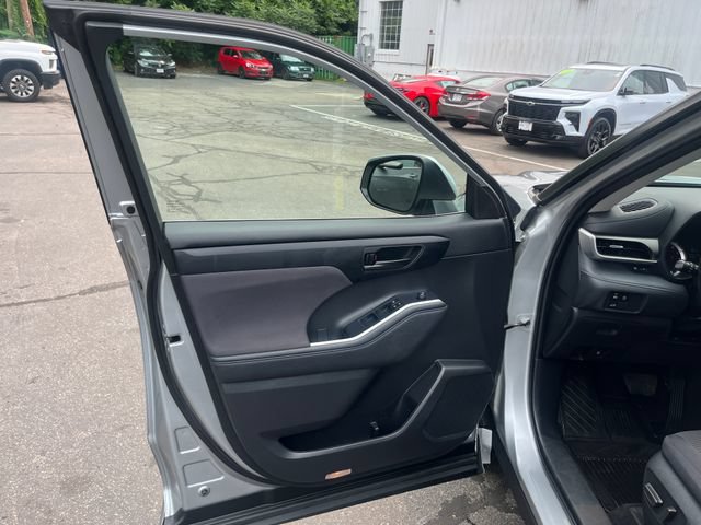 Used 2023 Toyota Highlander LE FWD image 13