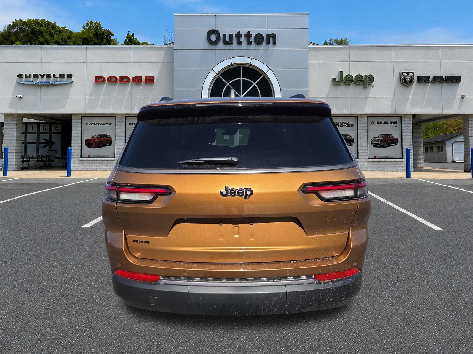 New 2026 Jeep Grand Cherokee L Limited w/ Limited Altitude Package AWD/4WD image 4