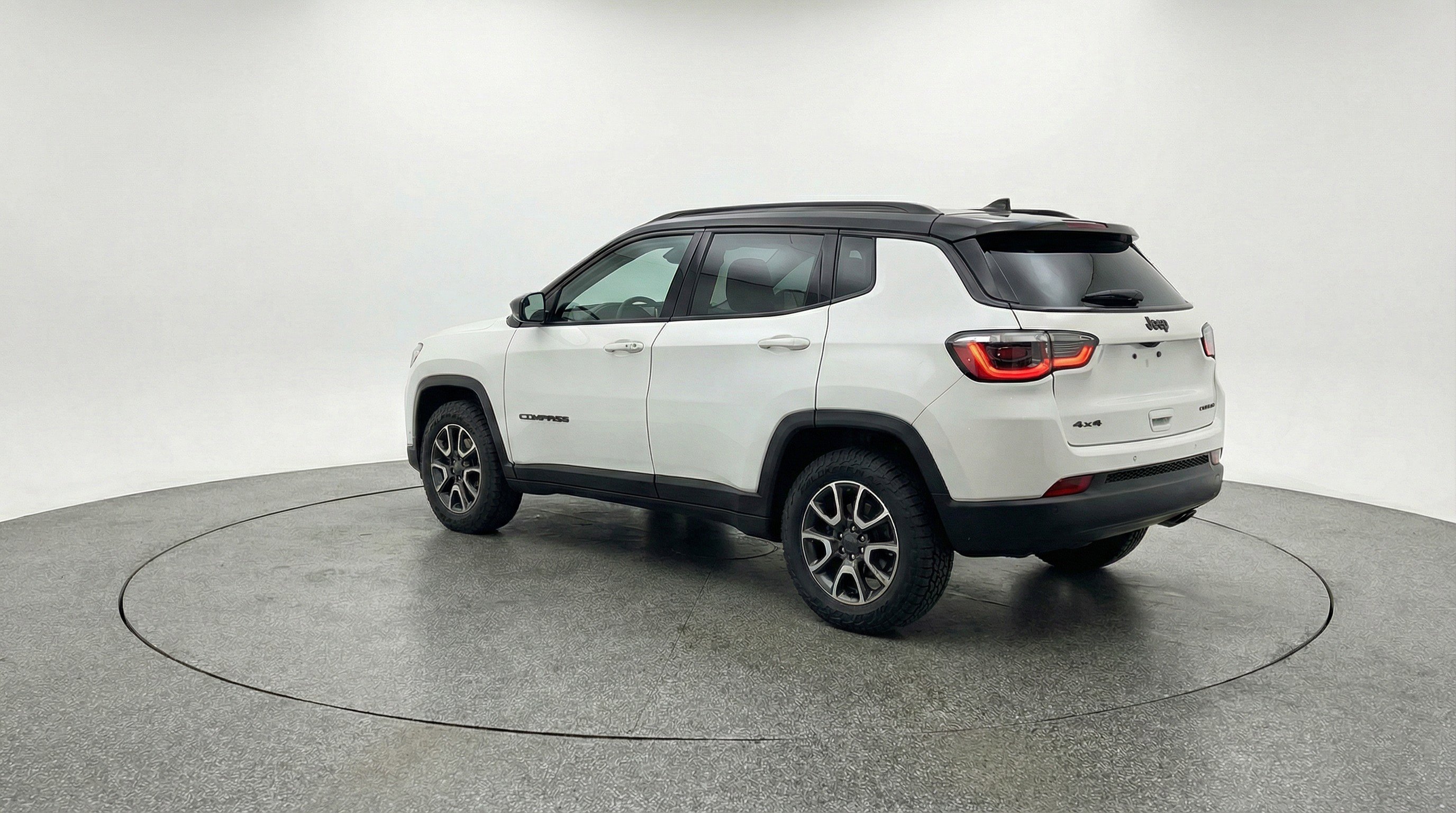 Used 2025 Jeep Compass Trailhawk image 6