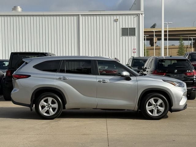 Used 2023 Toyota Highlander LE FWD image 3