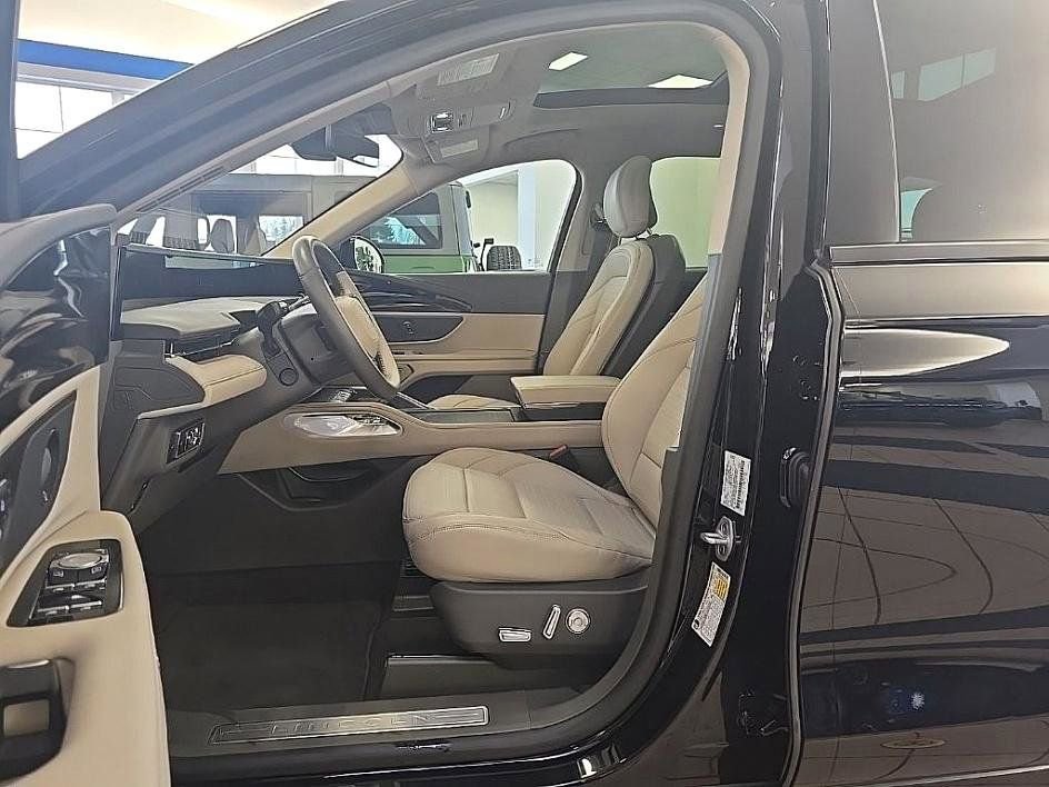 Used 2025 Lincoln Nautilus Reserve image 11