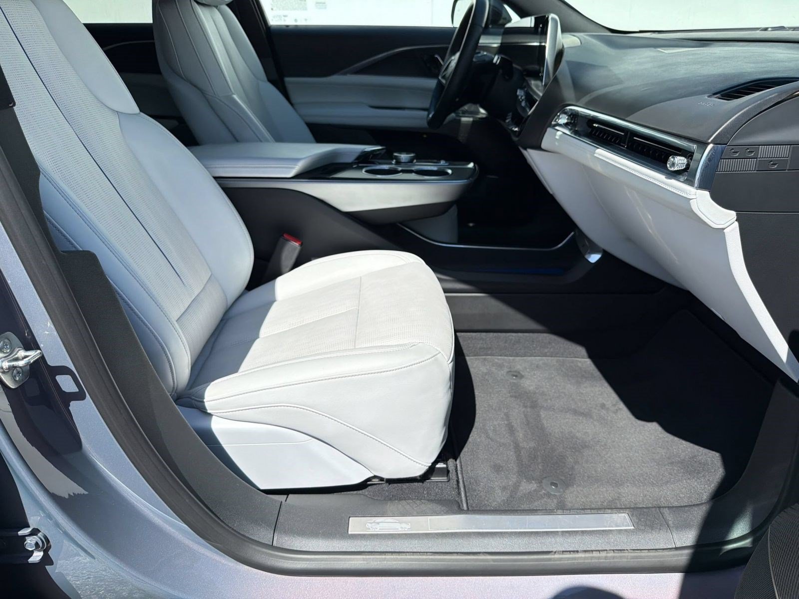 Used 2024 Cadillac Lyriq Luxury RWD image 25