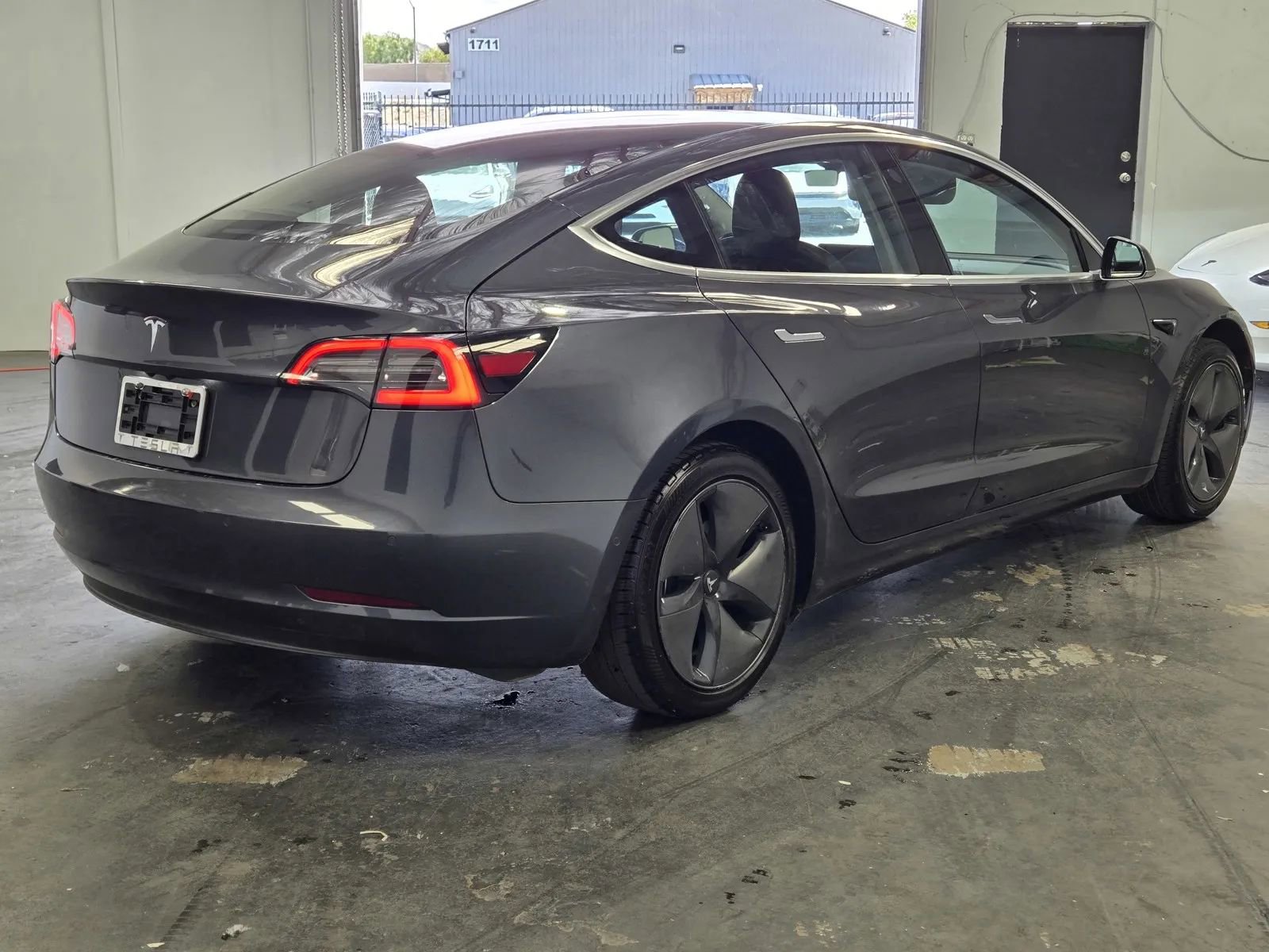 Used 2018 Tesla Model 3 Long Range RWD image 4