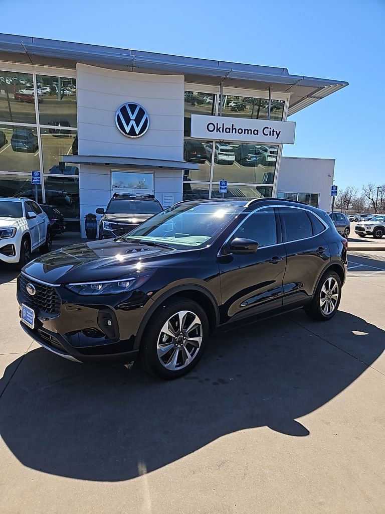 Used 2025 Ford Escape Platinum image 1