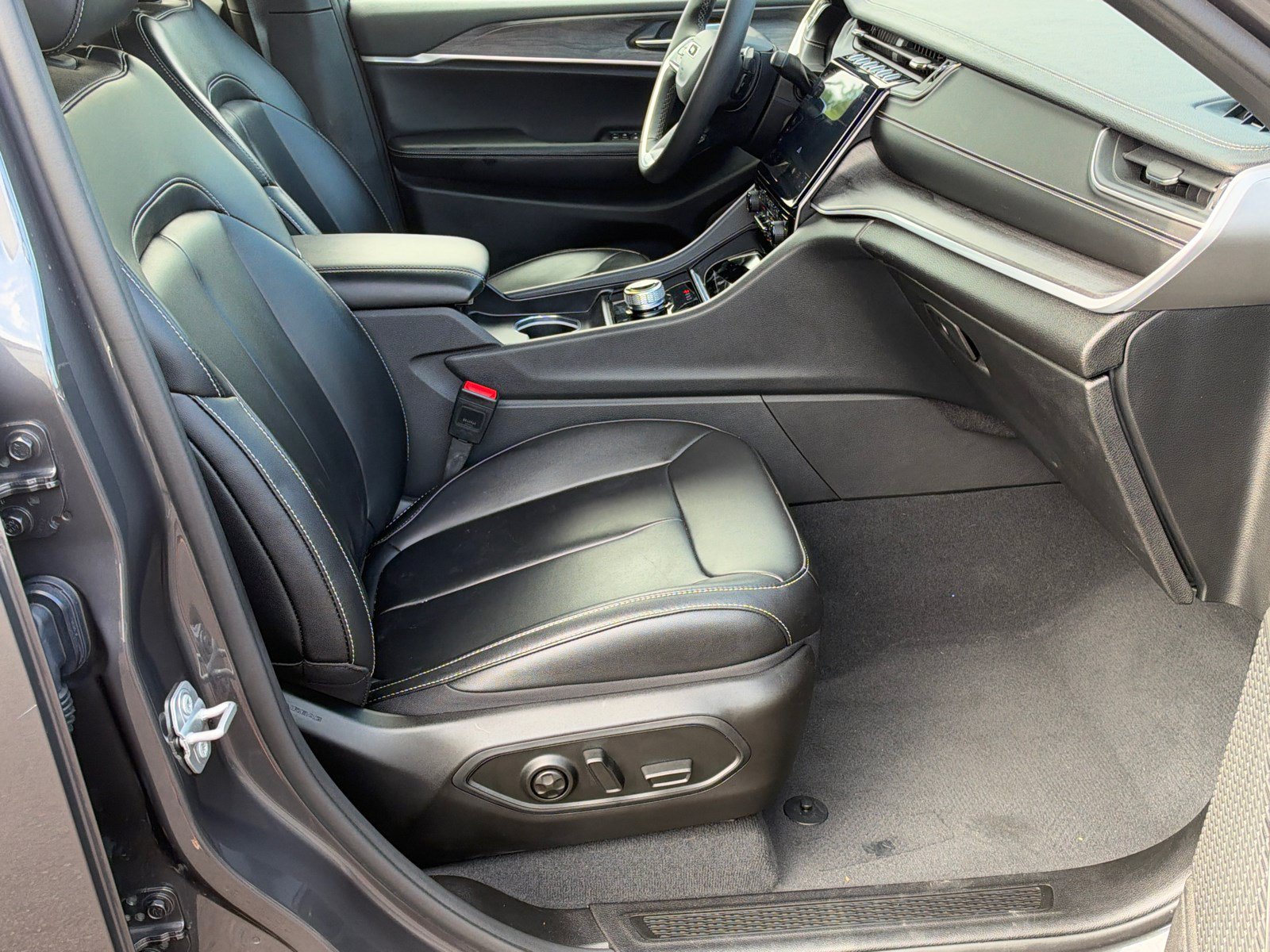 Used 2024 Jeep Grand Cherokee Limited RWD image 13
