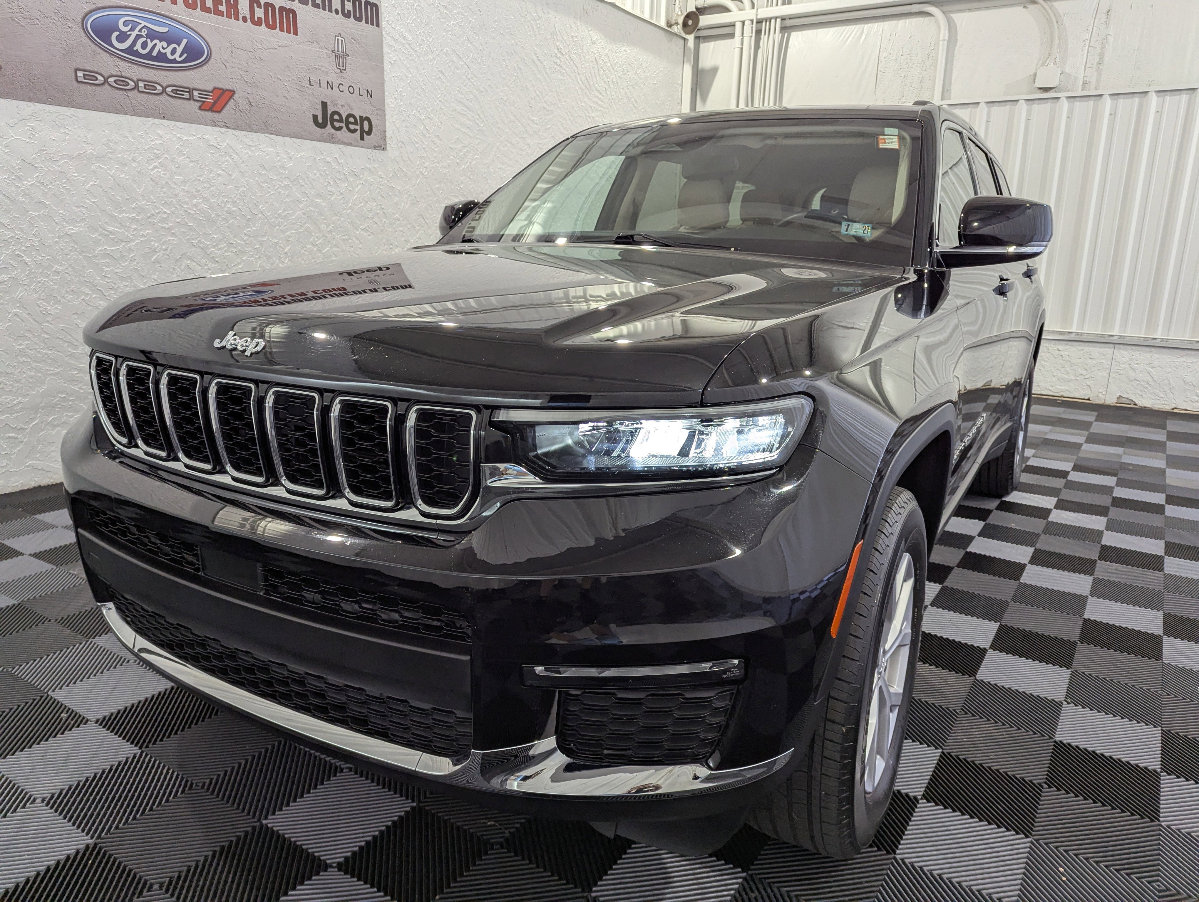 Used 2022 Jeep Grand Cherokee L Limited AWD/4WD image 3