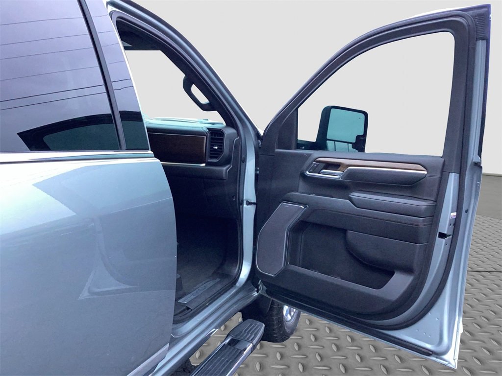 Used 2024 Chevrolet Silverado 3500 High Country w/ Technology Package image 17