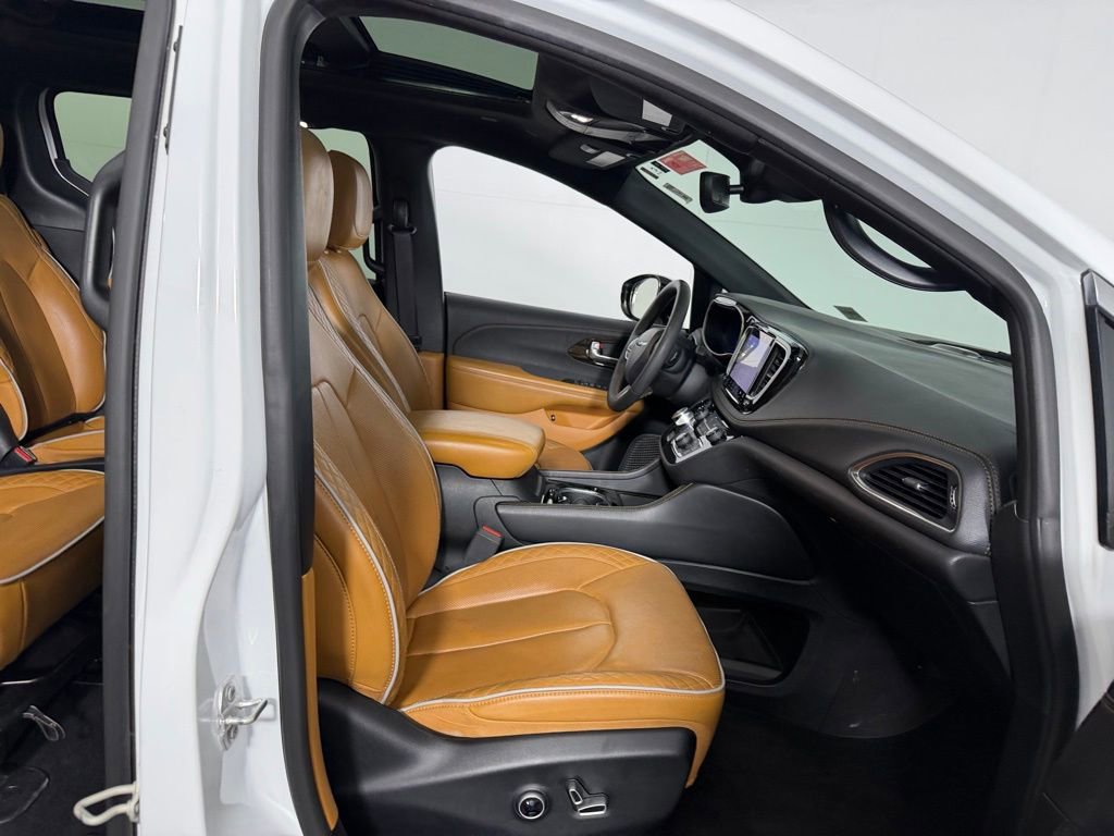 Used 2023 Chrysler Pacifica Pinnacle FWD image 40