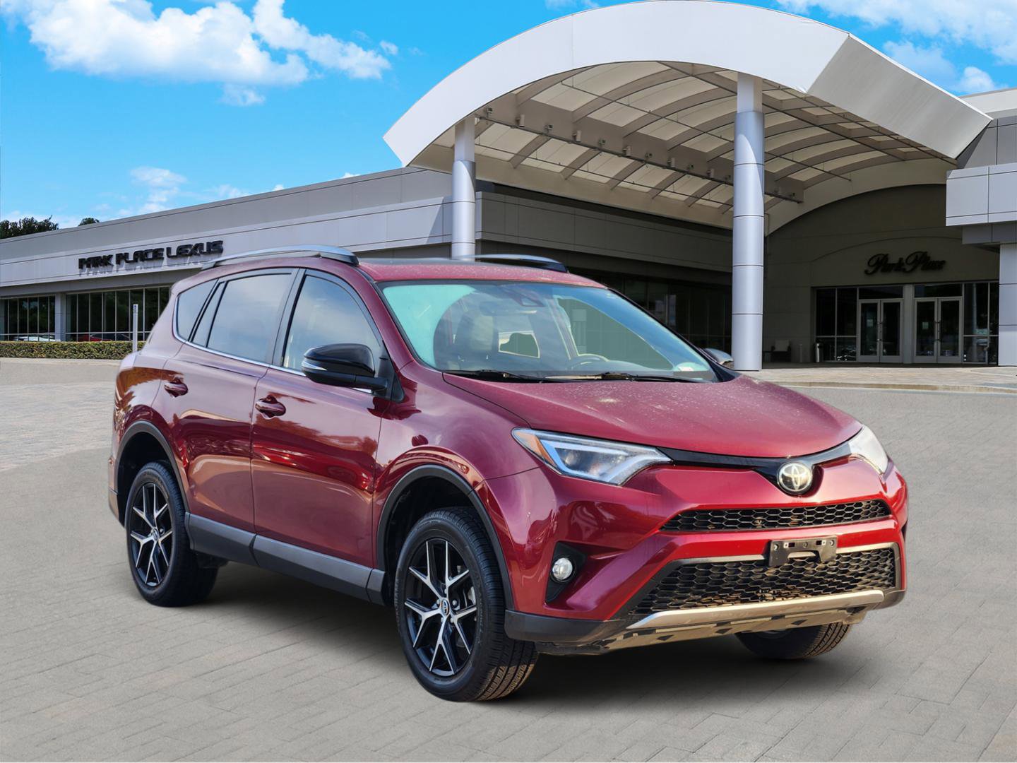 Used 2018 Toyota RAV4 SE image 2