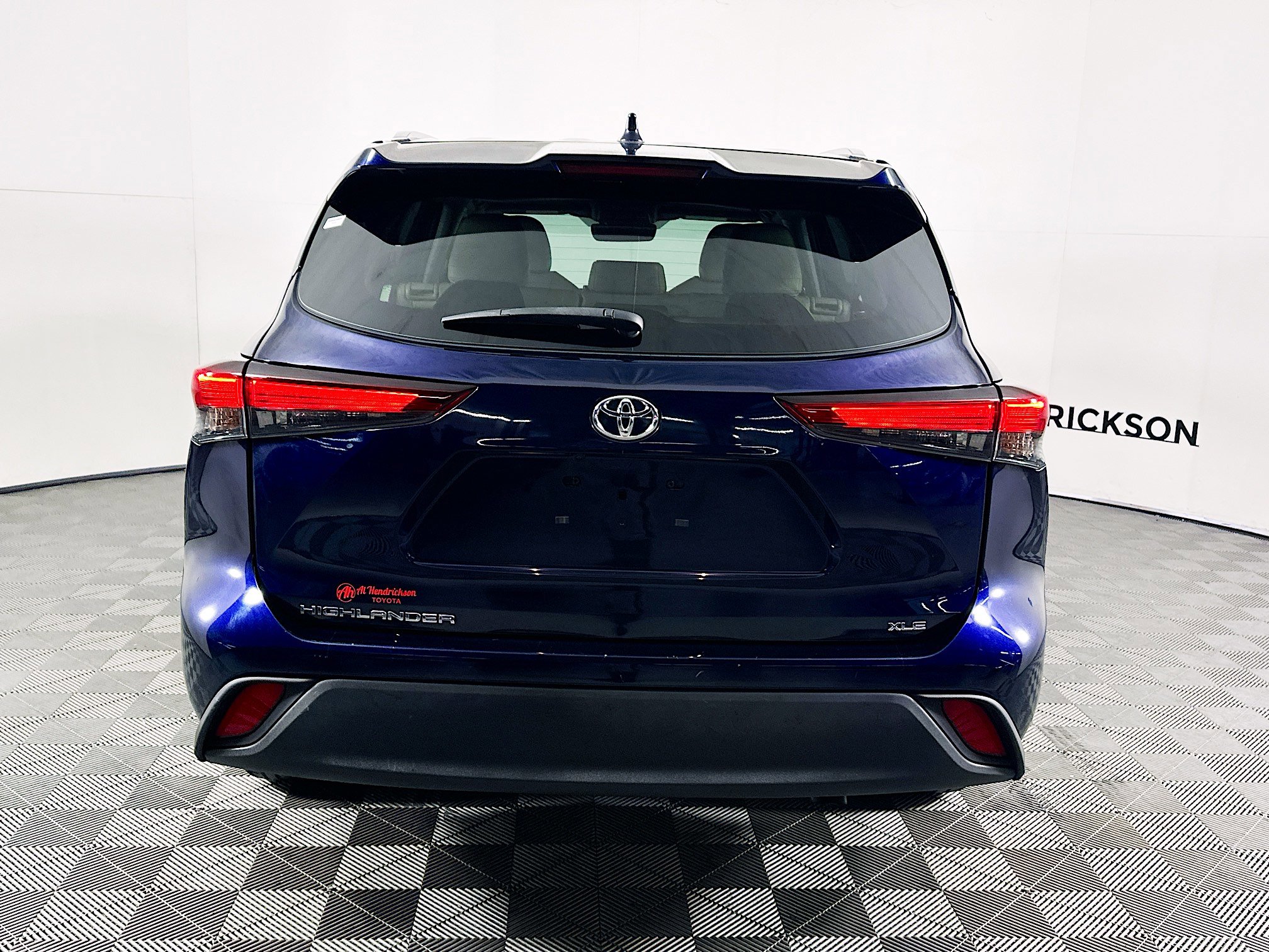 Used 2023 Toyota Highlander XLE image 4