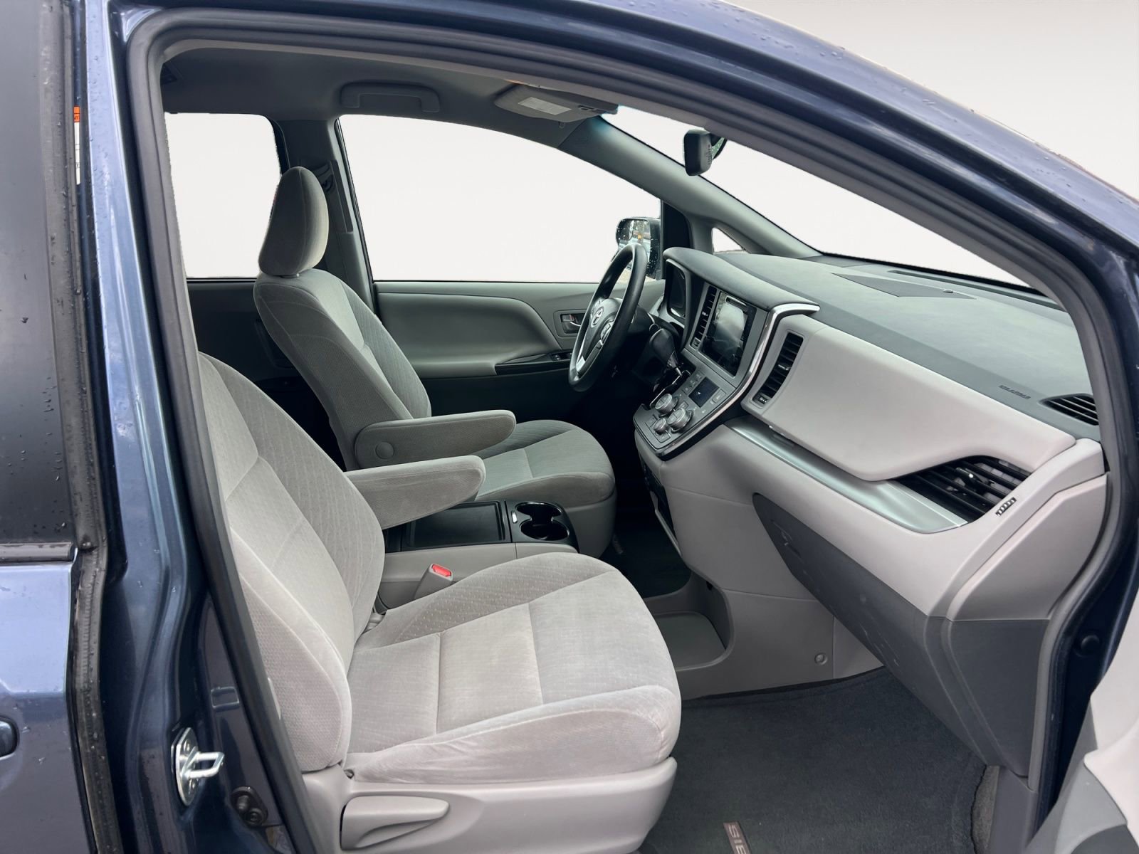 Used 2017 Toyota Sienna LE FWD image 15