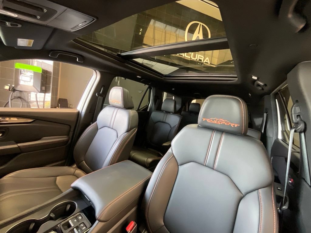 Used 2025 Honda Pilot TrailSport image 11