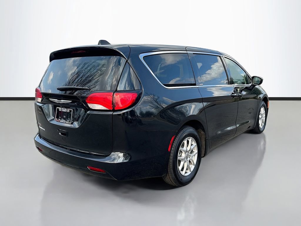 Used 2023 Chrysler Voyager LX image 7
