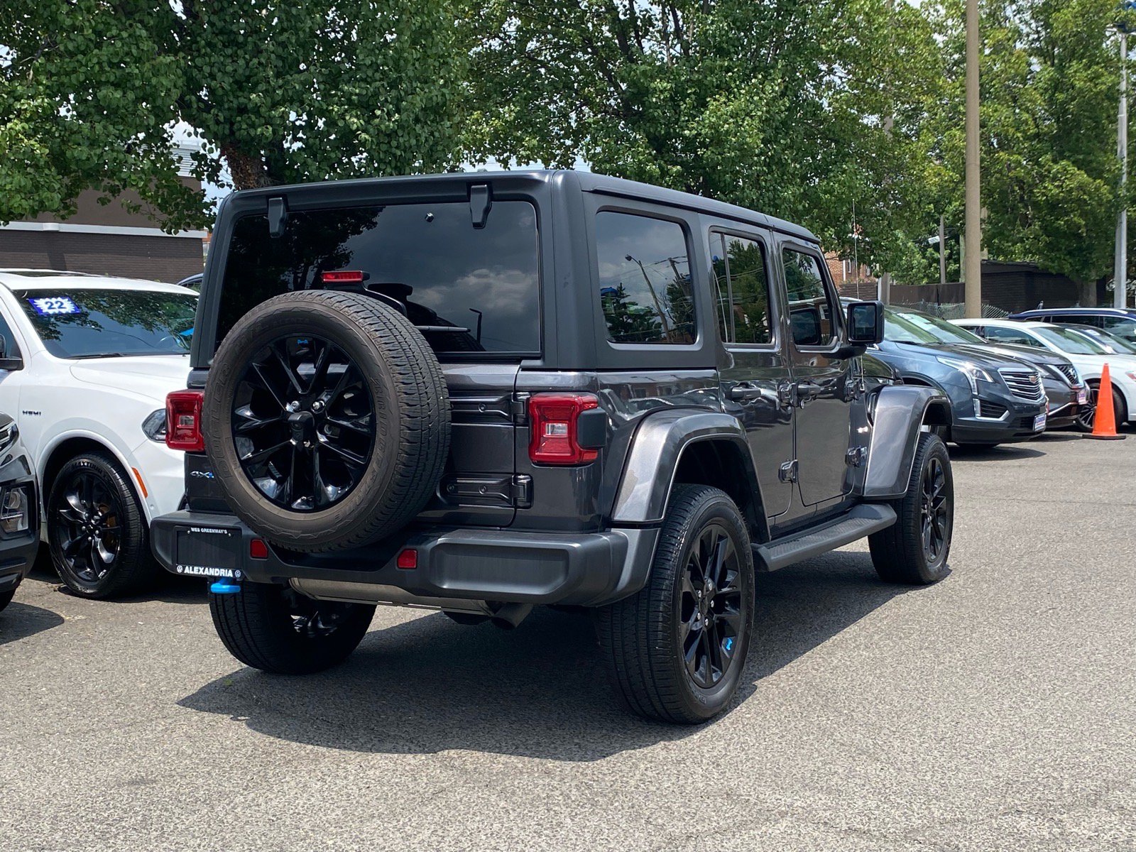 Used 2023 Jeep Wrangler Unlimited Sahara w/ Cold Weather Group AWD/4WD image 3