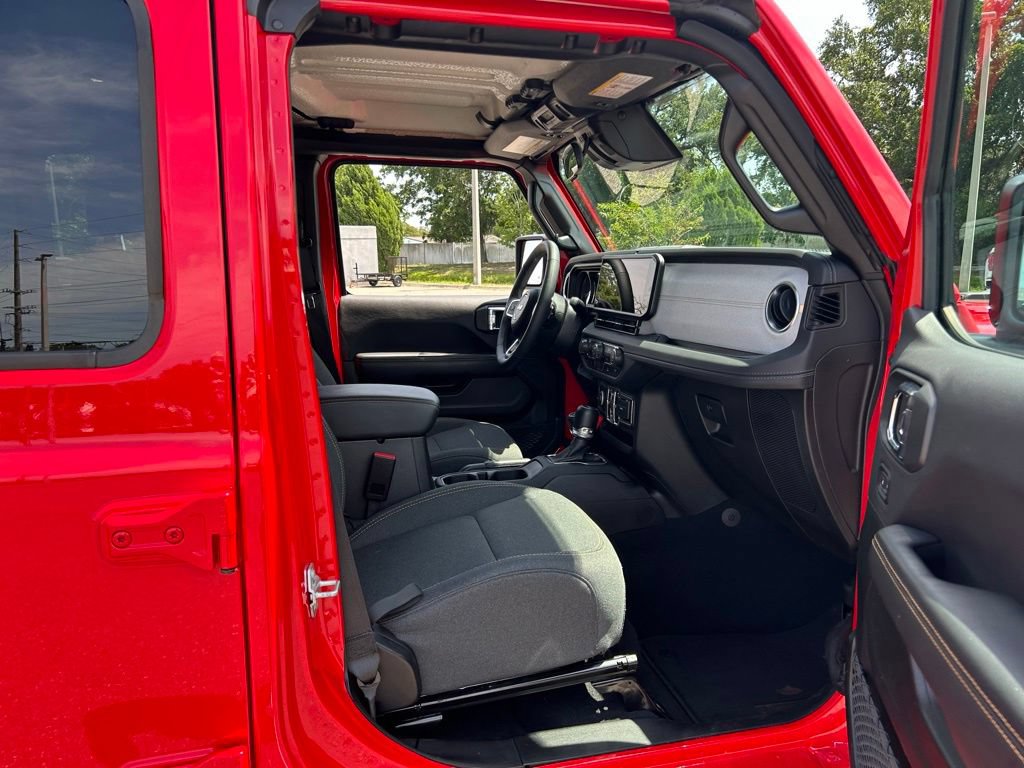Used 2025 Jeep Wrangler Unlimited Sahara AWD/4WD image 40