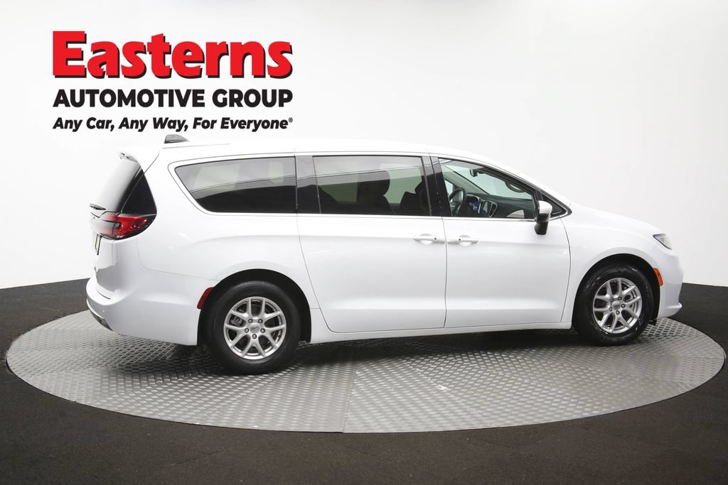 Used 2023 Chrysler Pacifica Touring-L FWD image 44