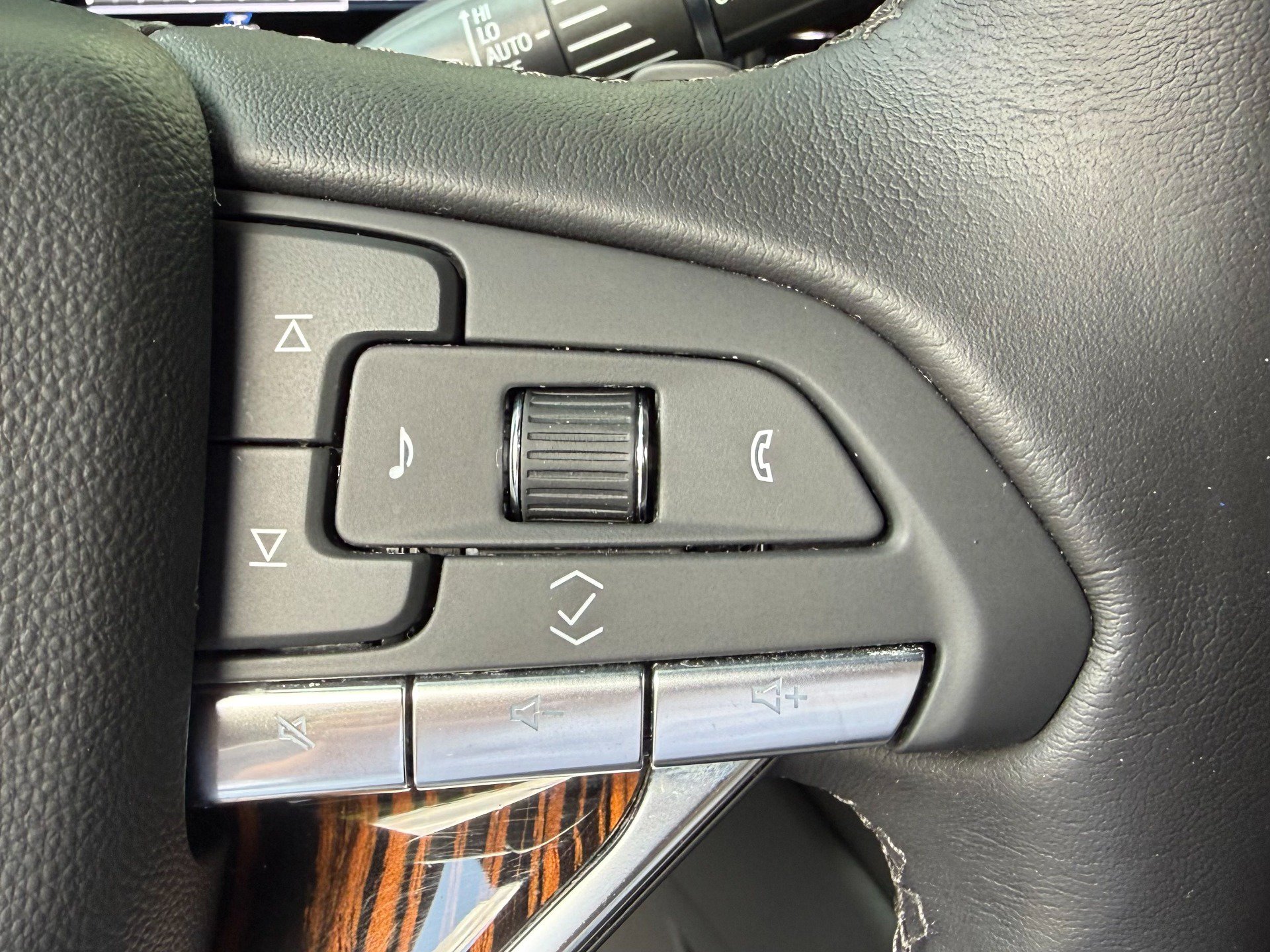 Used 2024 Cadillac Escalade Premium Luxury AWD/4WD image 54