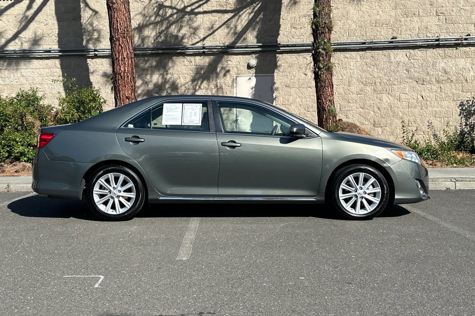 Used 2014 Toyota Camry XLE FWD image 2