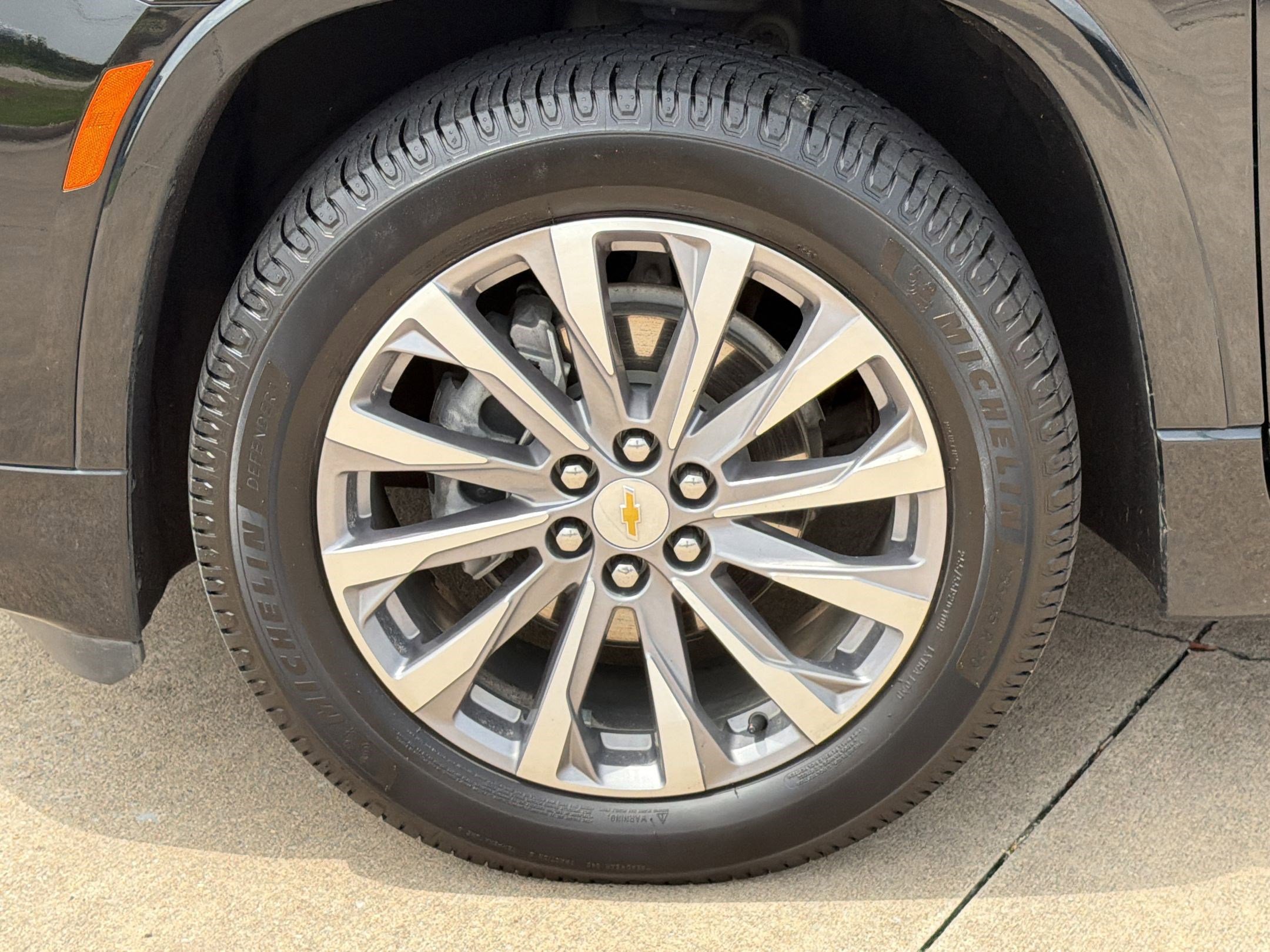 Used 2023 Chevrolet Traverse Premier FWD image 12