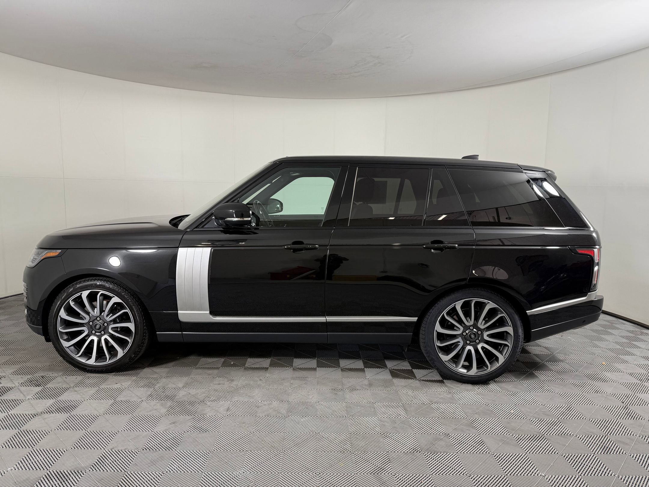 Used 2022 Land Rover Range Rover Westminster Edition image 2