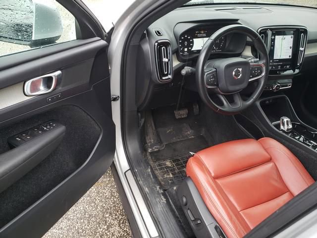 Used 2019 Volvo XC40 T4 Inscription image 11