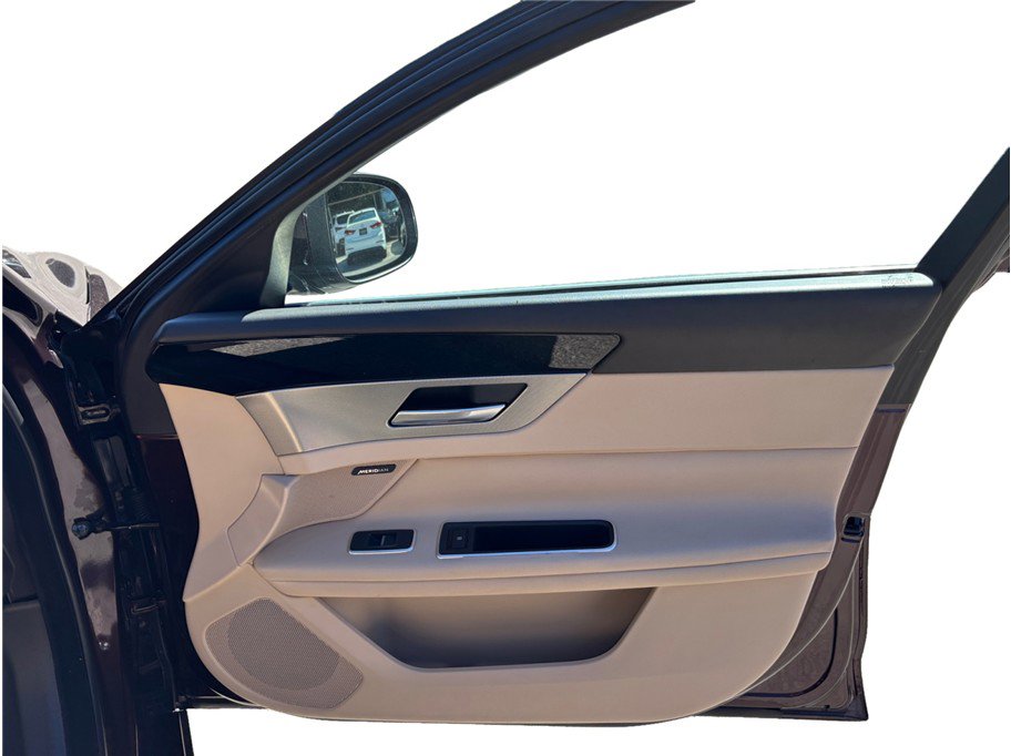 Used 2018 Jaguar XF Premium image 48