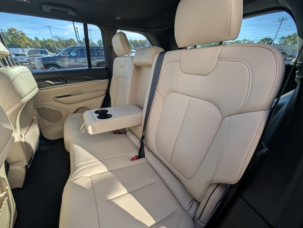 New 2025 Jeep Grand Cherokee Limited image 16