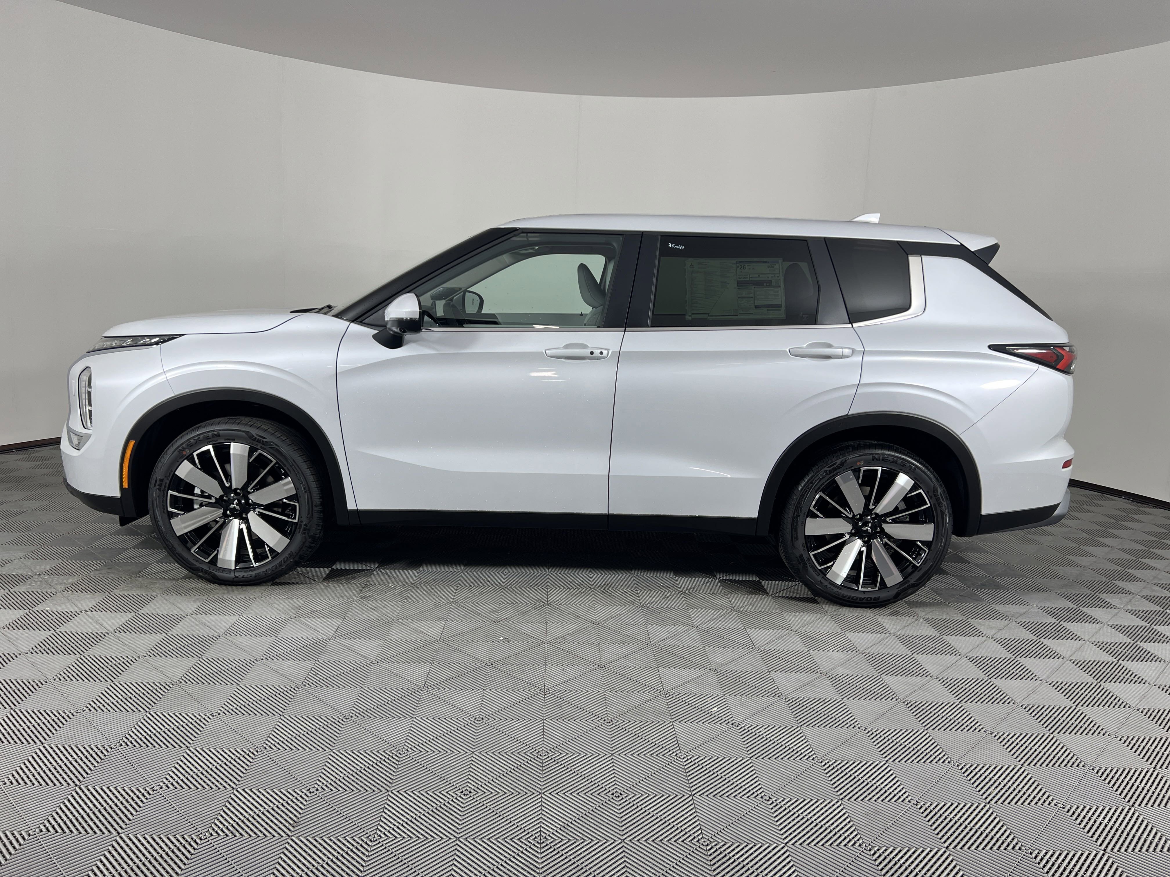 New 2025 Mitsubishi Outlander SE image 3