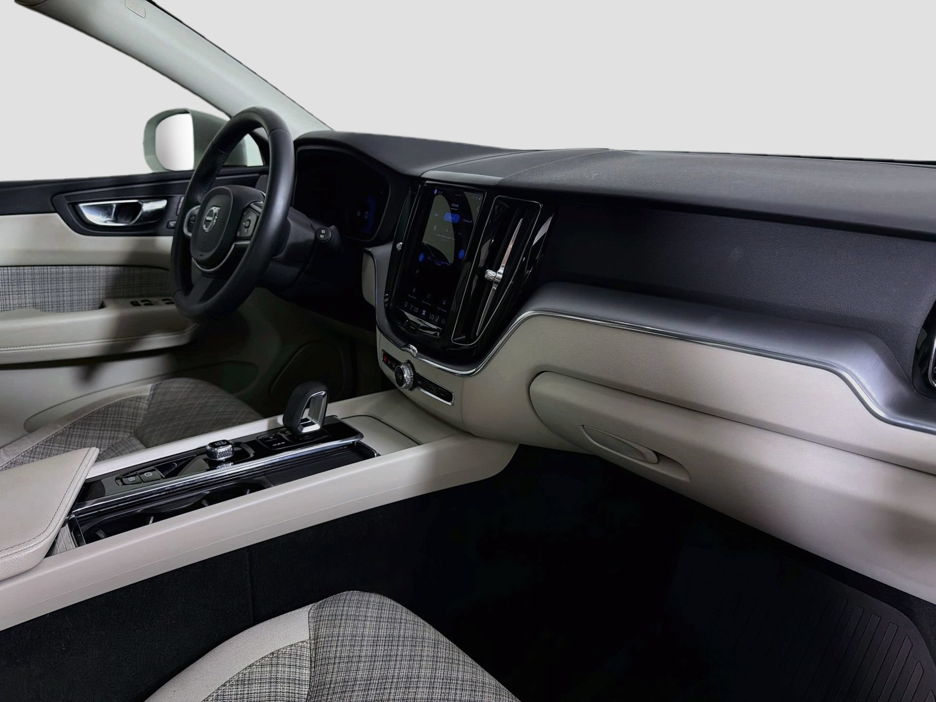 Certified 2022 Volvo XC60 B5 Momentum w/ Advanced Package FWD image 28