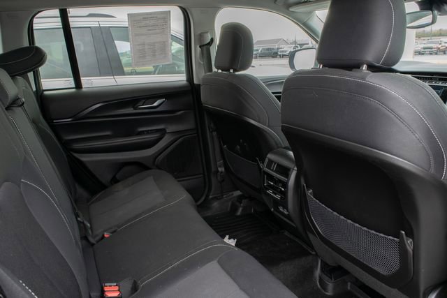 Used 2023 Jeep Grand Cherokee Laredo AWD/4WD image 18