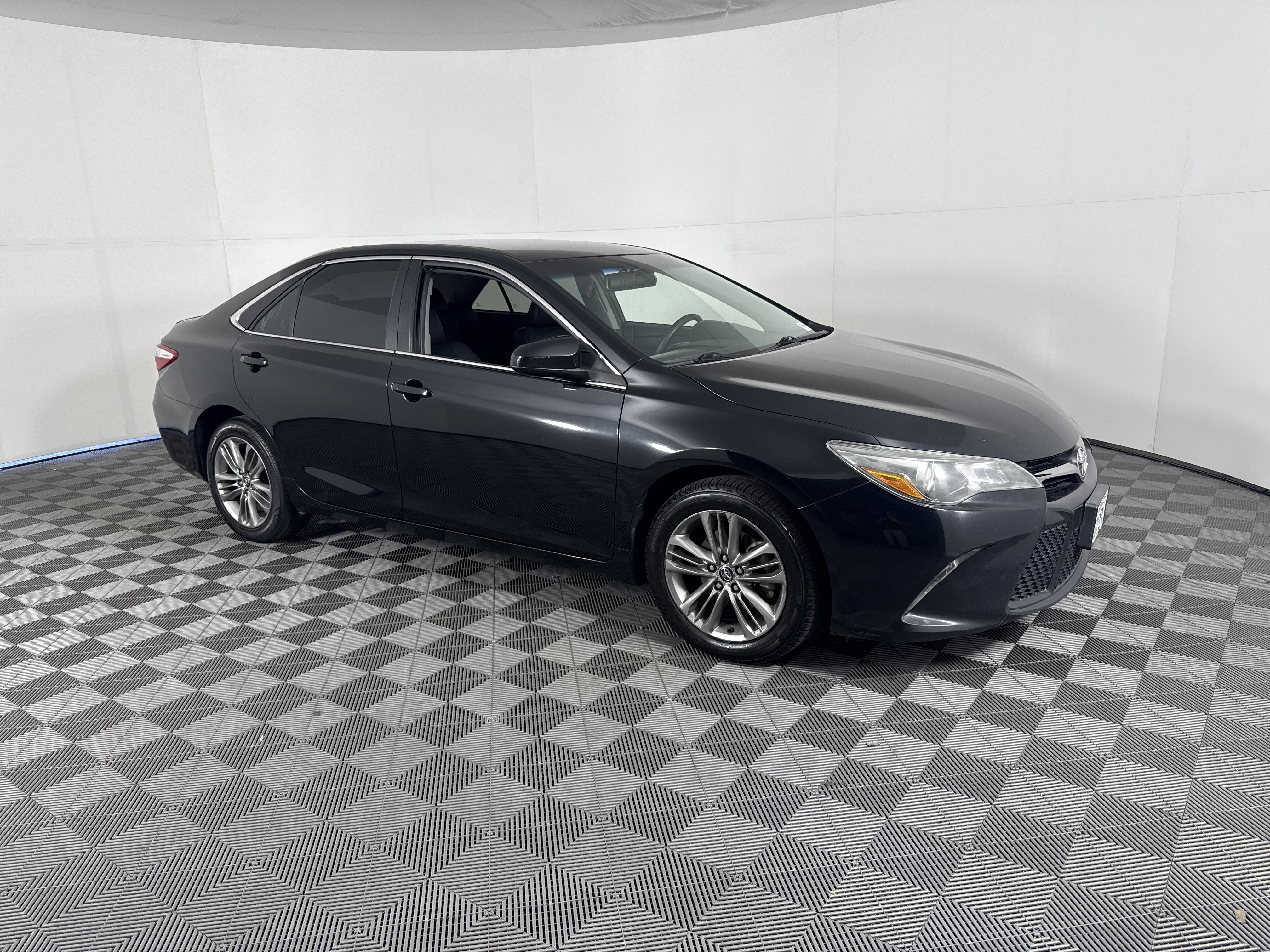 Used 2015 Toyota Camry SE image 2