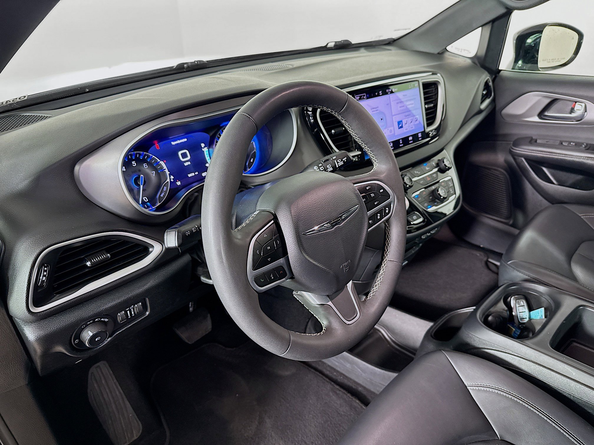 Used 2025 Chrysler Pacifica Select image 8