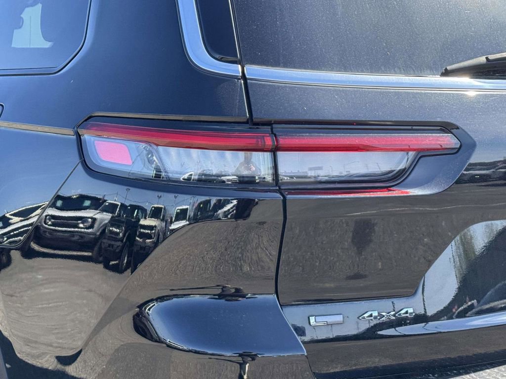 Used 2022 Jeep Grand Cherokee L Limited AWD/4WD image 8