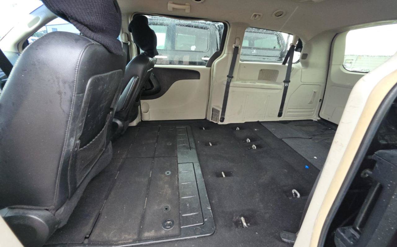 Used 2014 Chrysler Town & Country Touring FWD image 10