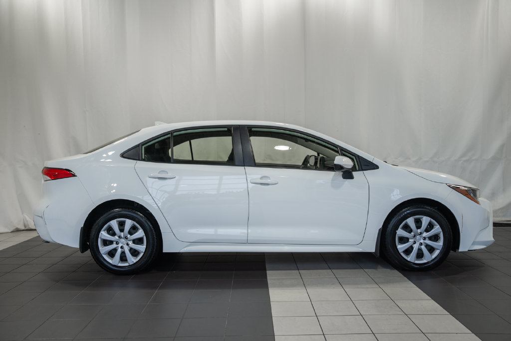 Used 2023 Toyota Corolla LE w/ Carpet Mat Package (TMS) FWD image 3