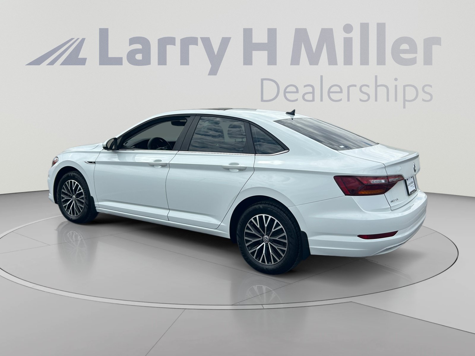 Used 2019 Volkswagen Jetta SEL w/ Cold Weather Package FWD image 3