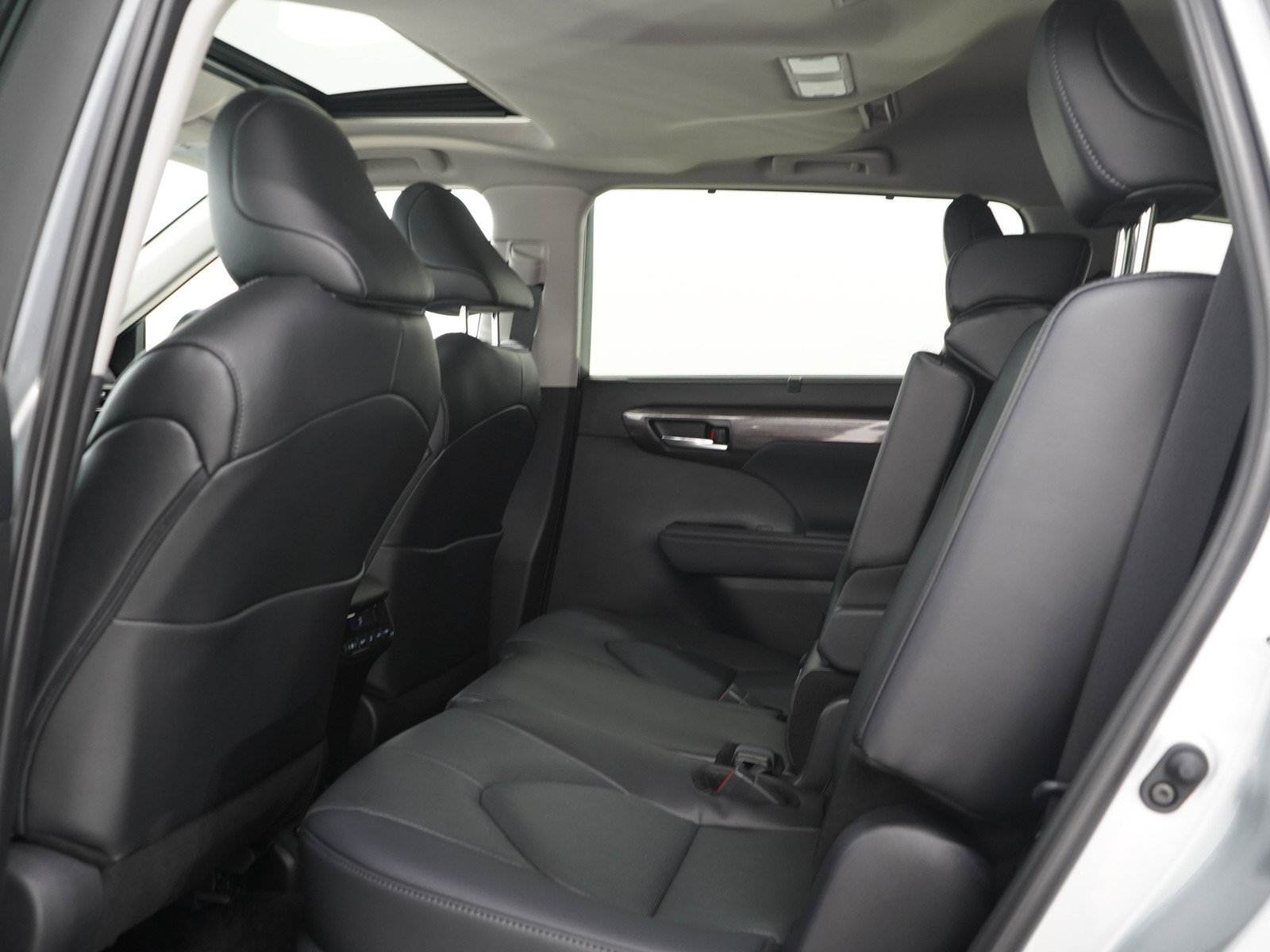 Used 2025 Toyota Highlander Limited AWD/4WD image 16
