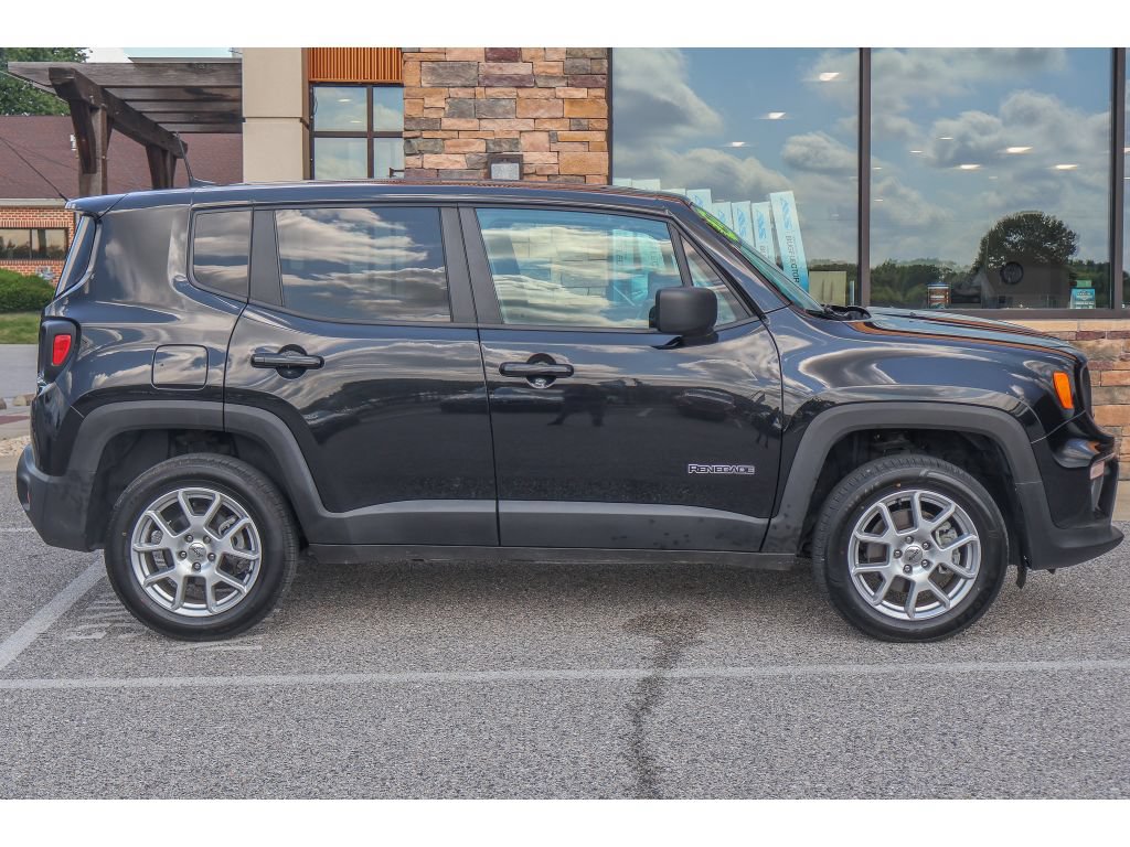 Used 2023 Jeep Renegade Latitude AWD/4WD image 2
