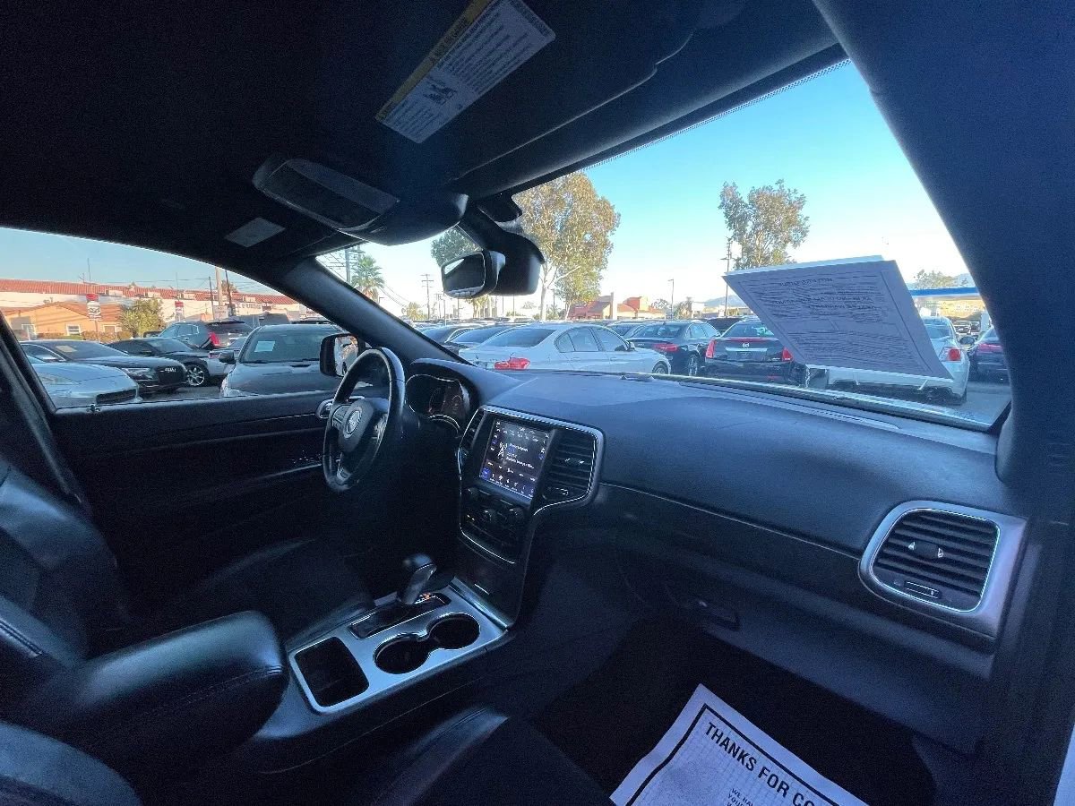 Used 2018 Jeep Grand Cherokee Altitude RWD image 12
