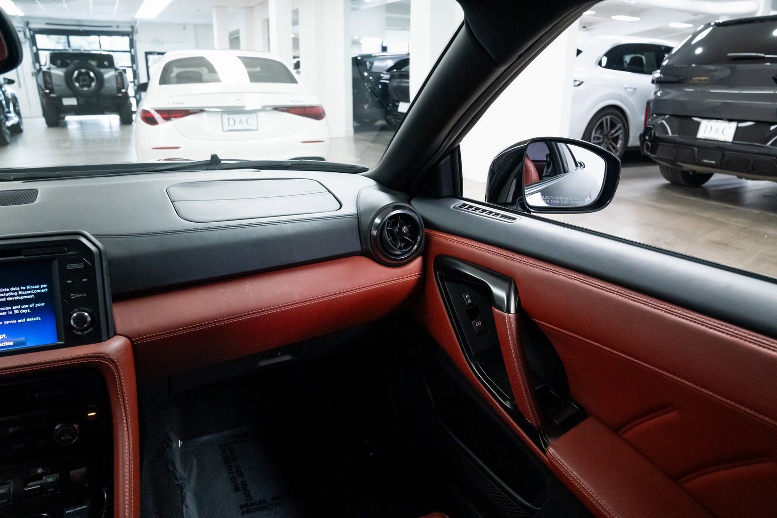 Used 2017 Nissan GT-R Premium w/ Premium Interior Package image 16