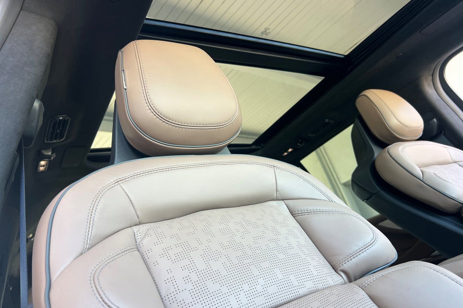 New 2026 Lincoln Navigator L Black Label AWD/4WD image 16