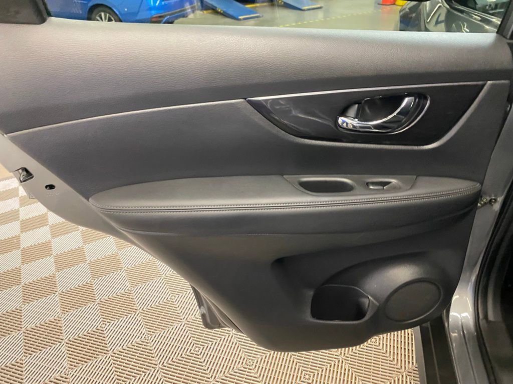 Used 2018 Nissan Rogue SV AWD/4WD image 19