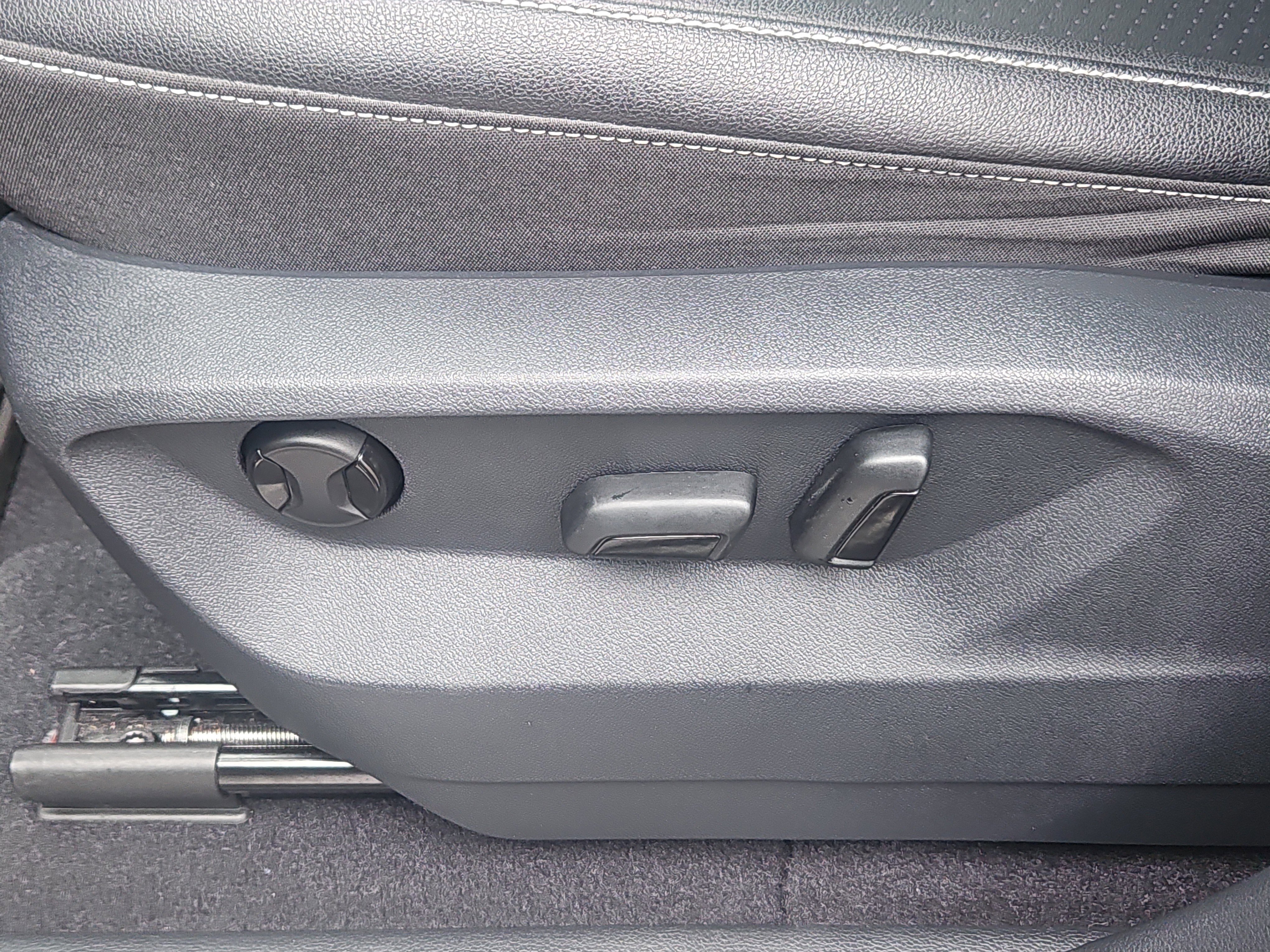 Certified 2020 Volkswagen Atlas Cross Sport SE w/ Panoramic Sunroof Package image 16