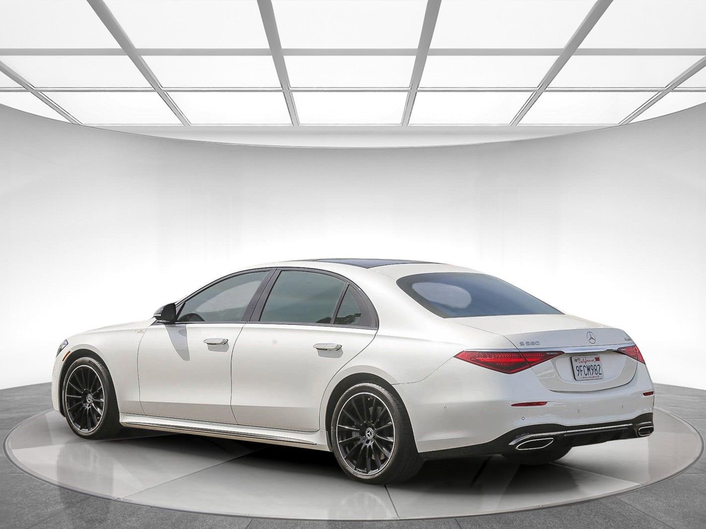 Used 2023 Mercedes-Benz S 580 4MATIC Sedan image 2