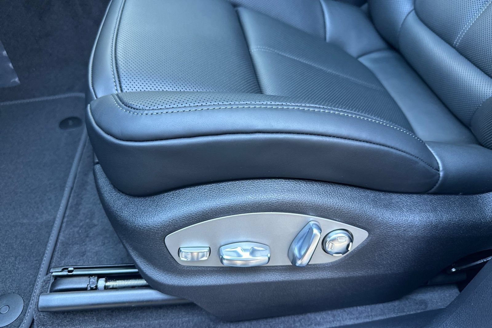 New 2026 Porsche Macan AWD/4WD image 14