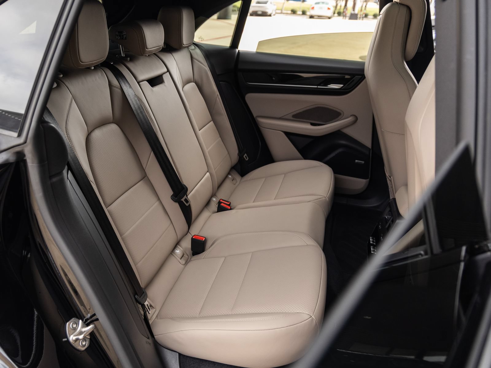 Certified 2025 Porsche Macan Electric RWD image 37