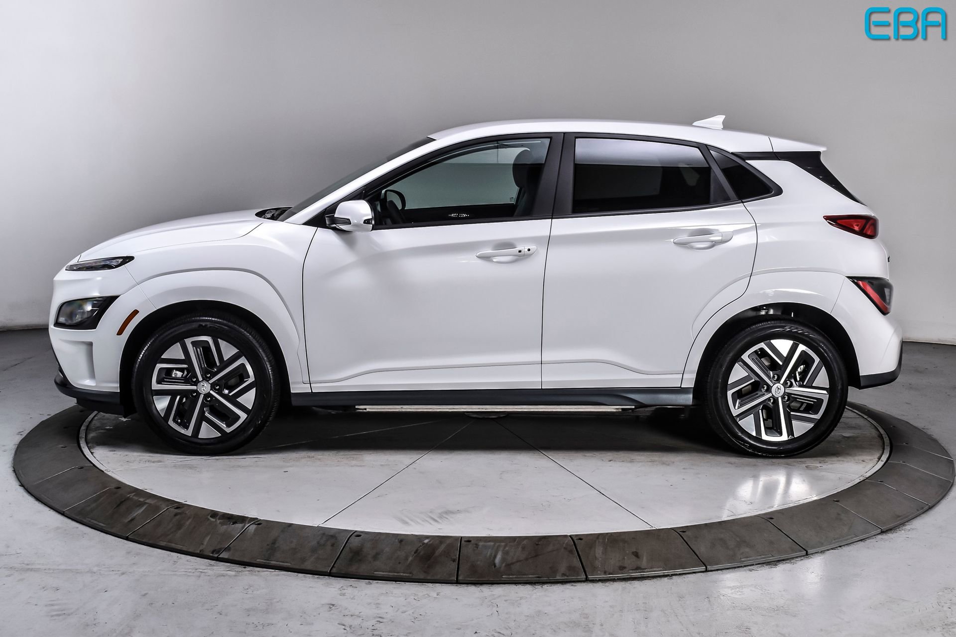 Used 2023 Hyundai Kona SE w/ Cargo Package FWD image 3