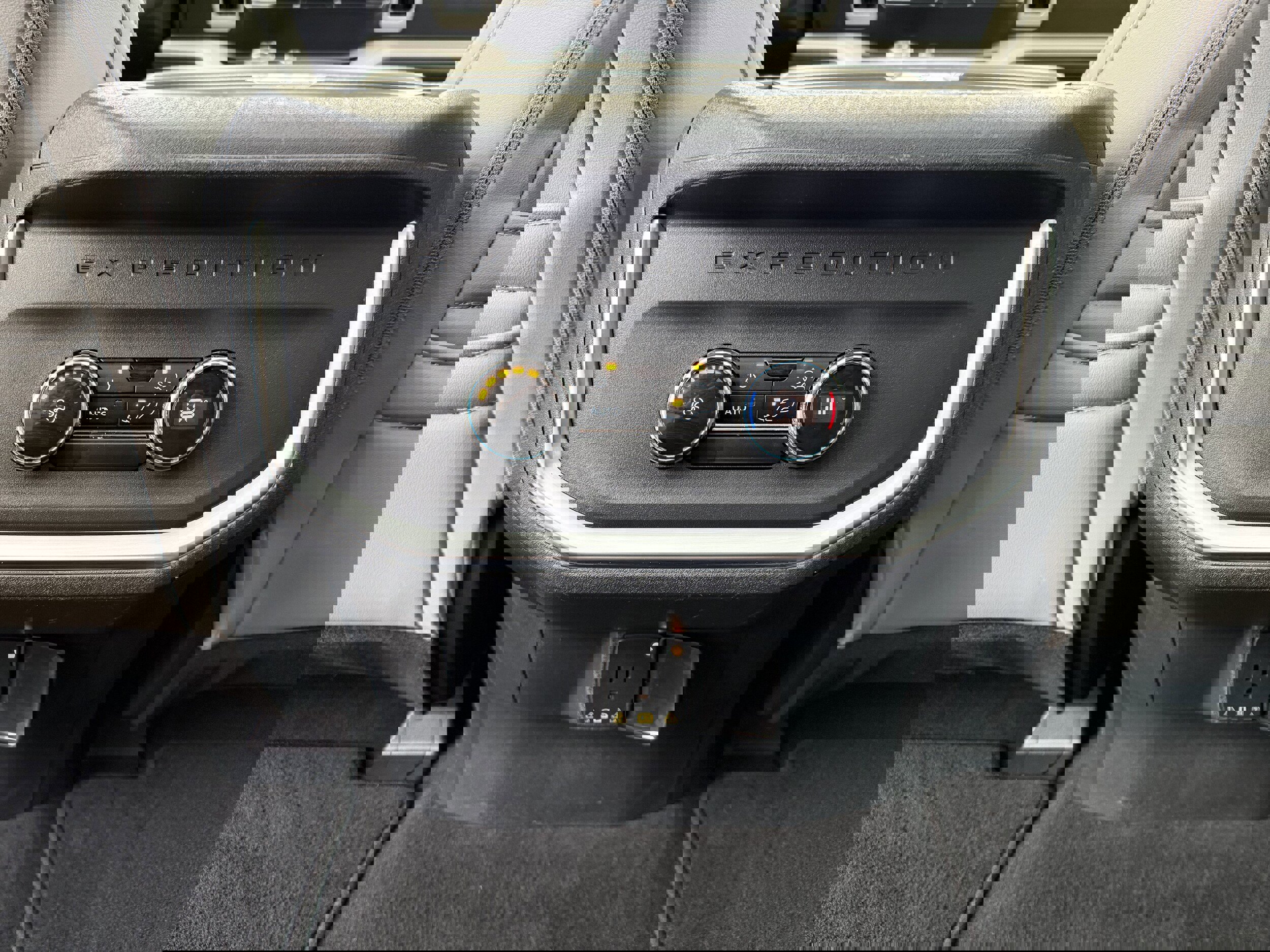 Used 2025 Ford Expedition Active image 23