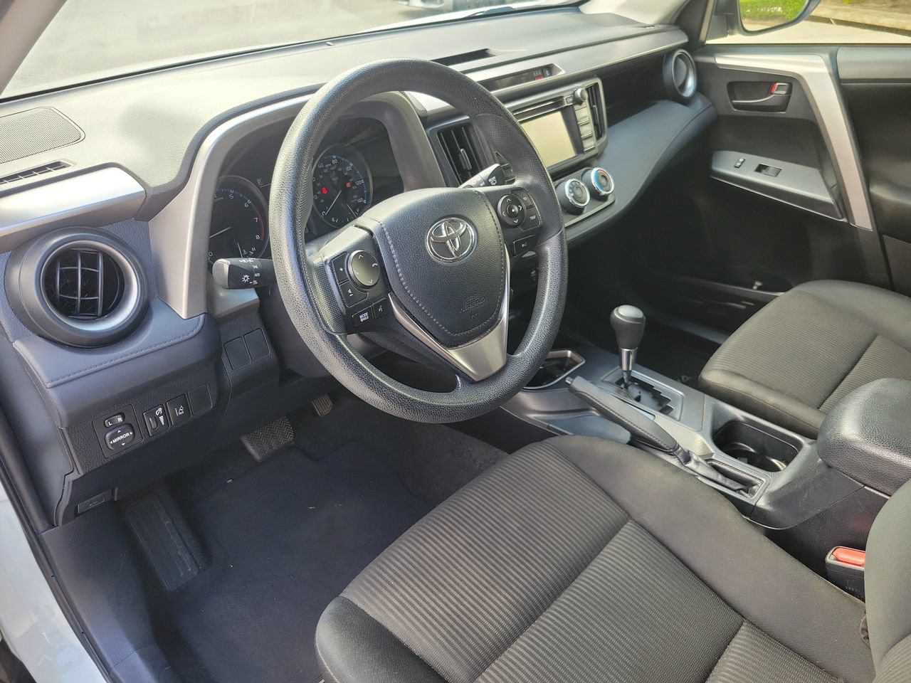 Used 2018 Toyota RAV4 LE FWD image 15